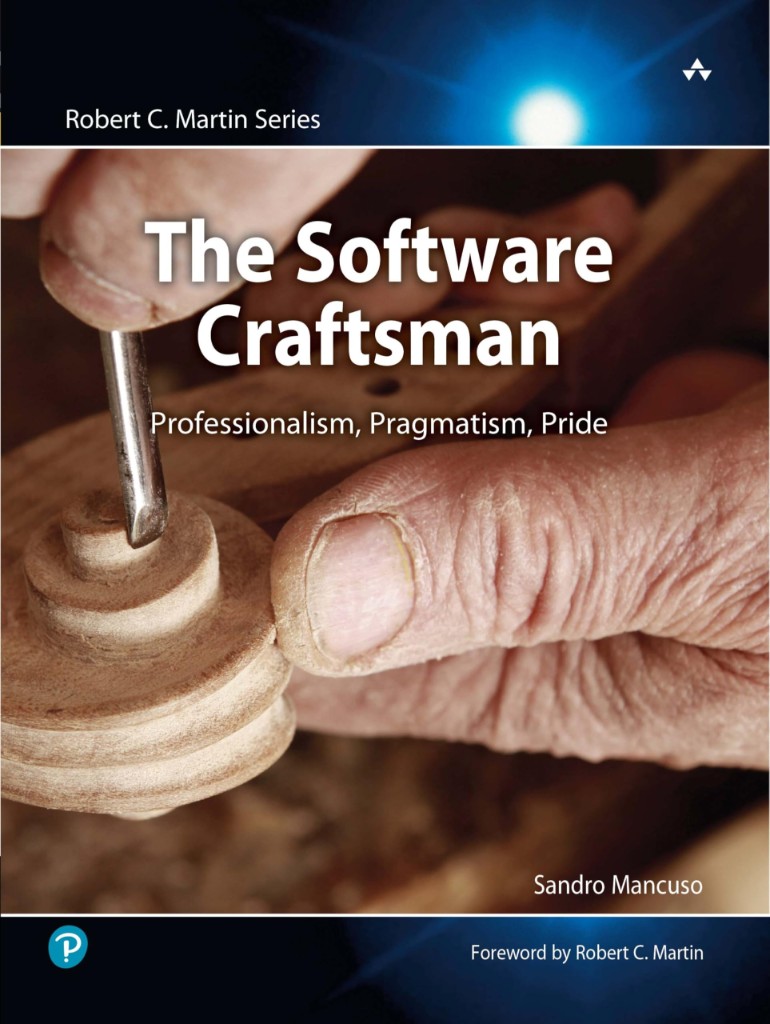 Capa de The Software Craftsman: mãos de artesão entalhando madeira, série Robert C. Martin